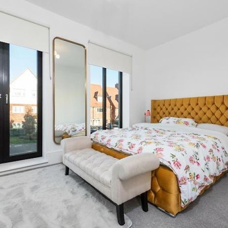 Amazing New Built Townhouse With Garden In London Villa Хендън Екстериор снимка