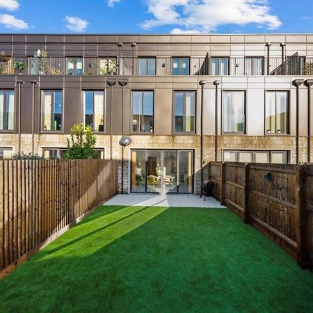 Amazing New Built Townhouse With Garden In London Villa Хендън Екстериор снимка