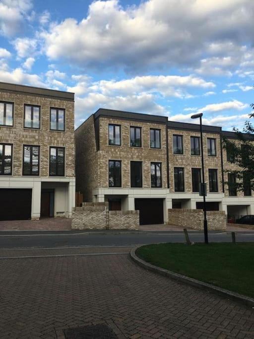 Amazing New Built Townhouse With Garden In London Villa Хендън Екстериор снимка