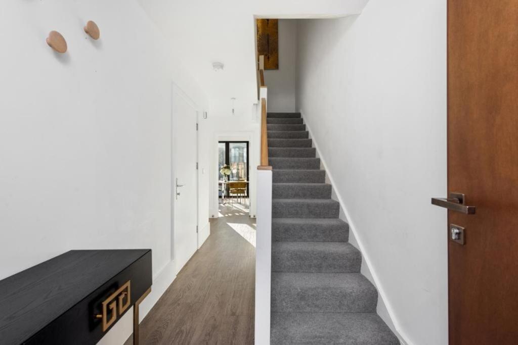 Amazing New Built Townhouse With Garden In London Villa Хендън Екстериор снимка