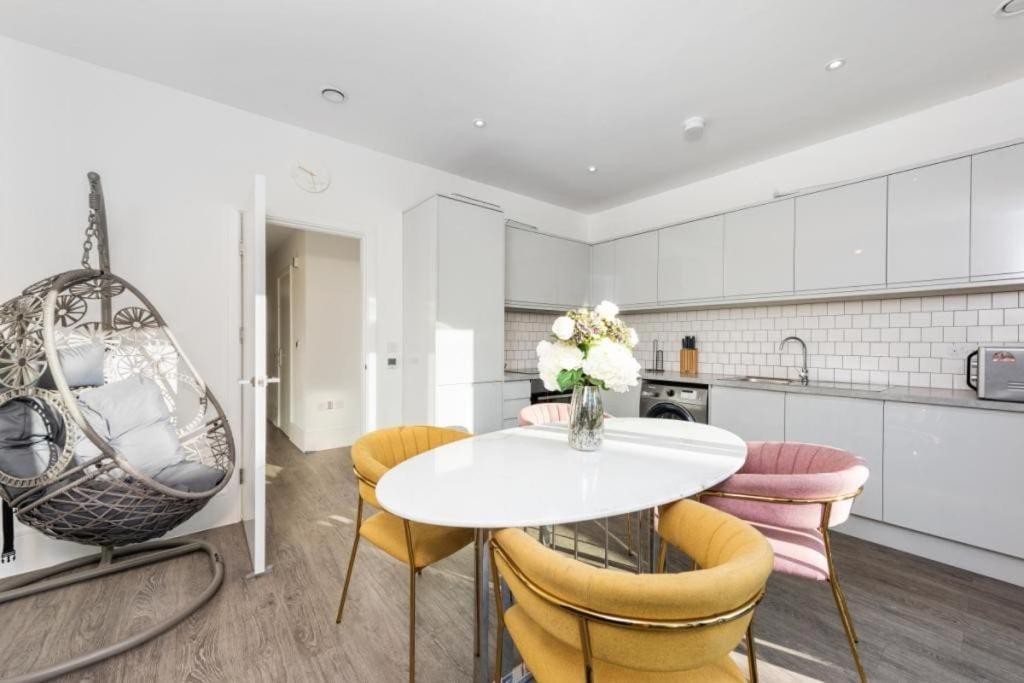 Amazing New Built Townhouse With Garden In London Villa Хендън Екстериор снимка