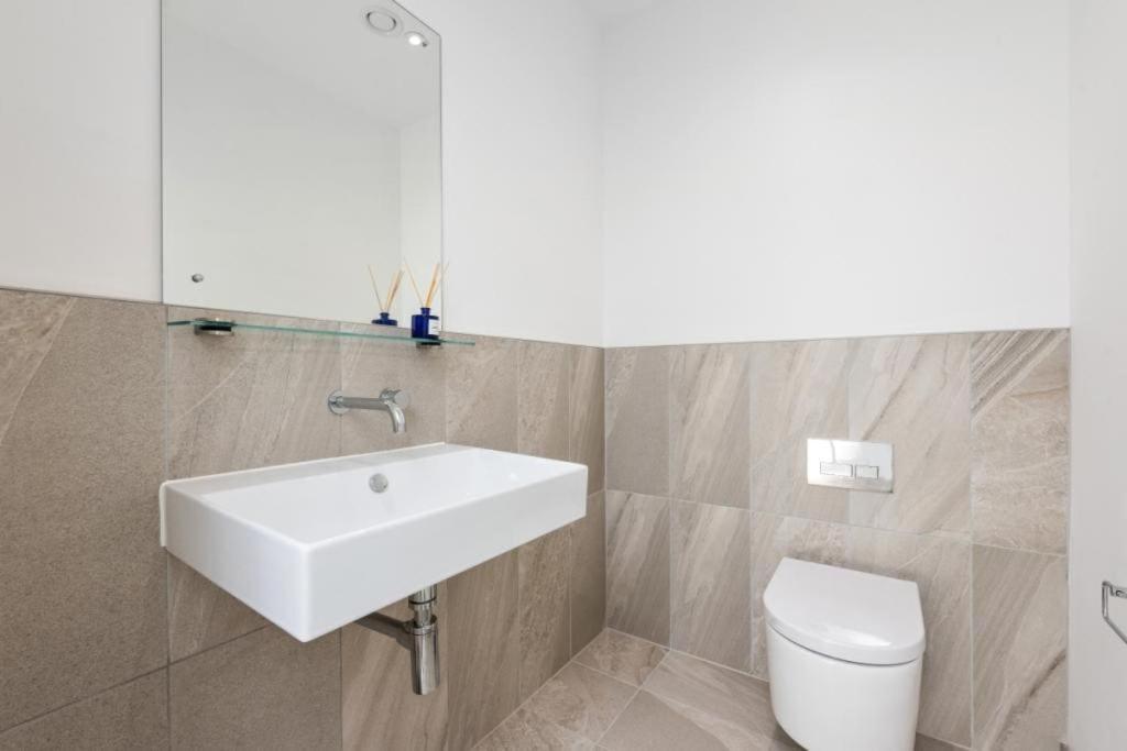 Amazing New Built Townhouse With Garden In London Villa Хендън Екстериор снимка