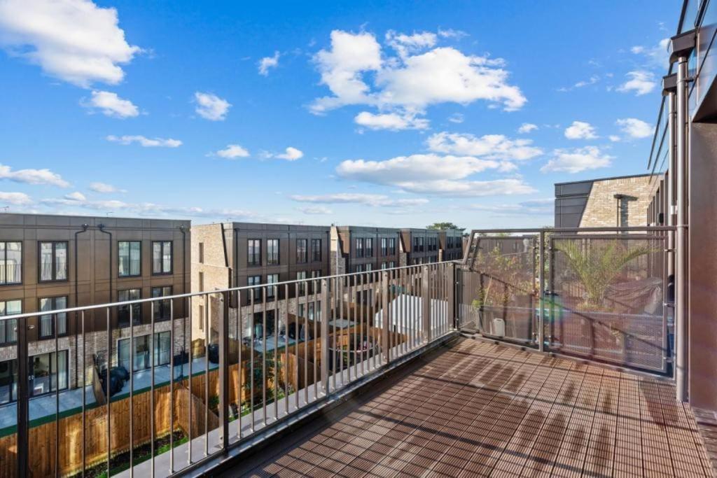 Amazing New Built Townhouse With Garden In London Villa Хендън Екстериор снимка