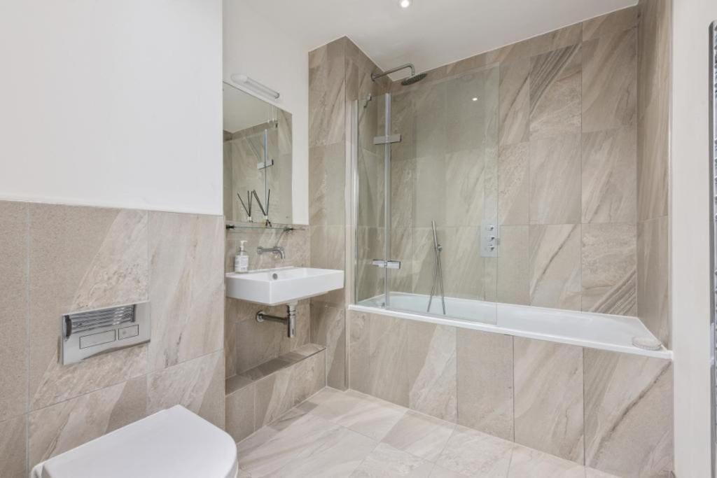 Amazing New Built Townhouse With Garden In London Villa Хендън Екстериор снимка