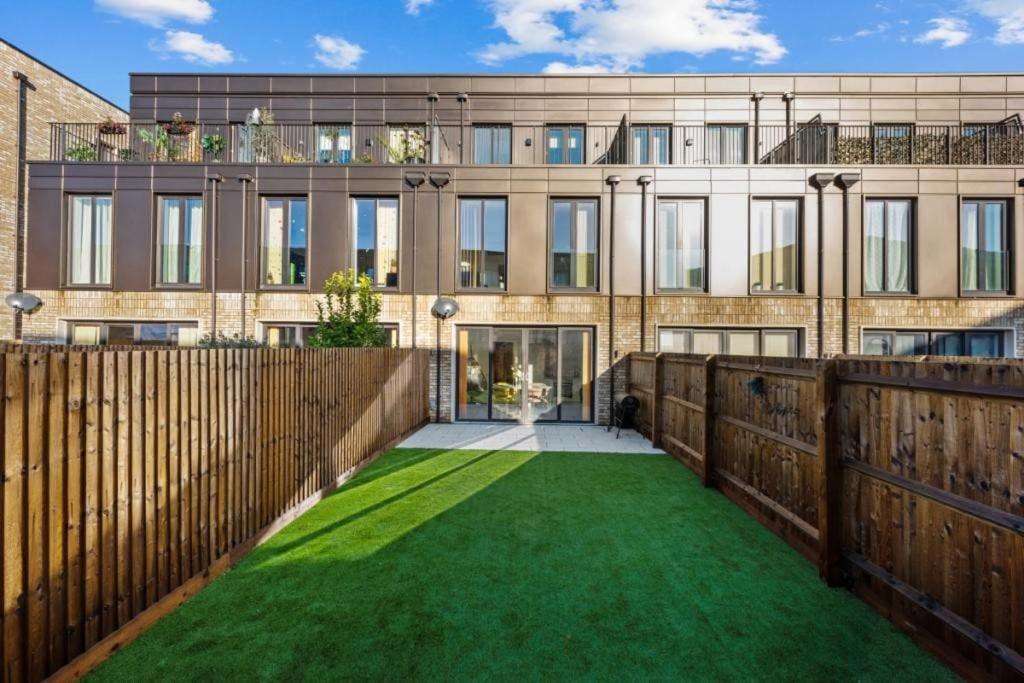 Amazing New Built Townhouse With Garden In London Villa Хендън Екстериор снимка